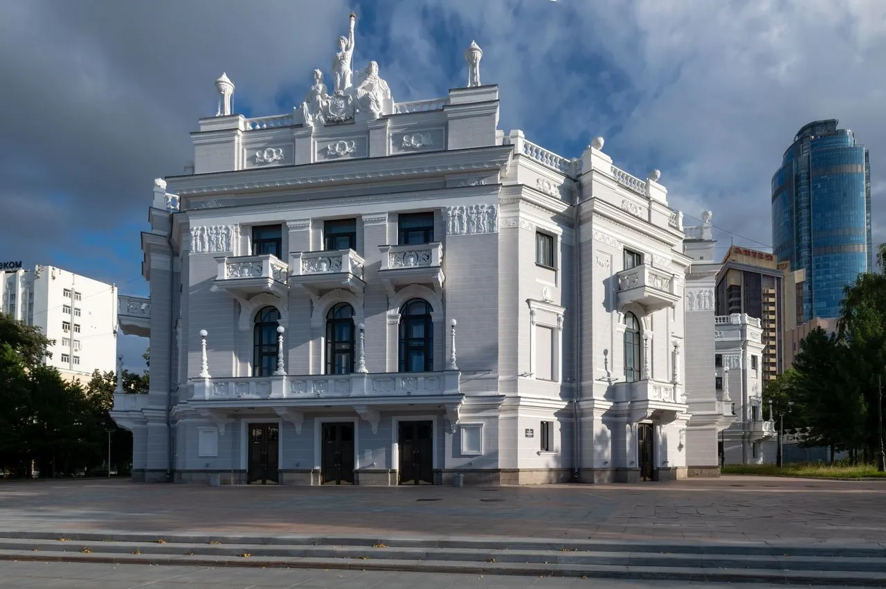 Take a theatrical promenade
